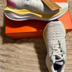 Nike White and Yellow Athletic Shoes AT-2/192